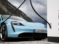 2021-porsche-taycan-turbo-s-1