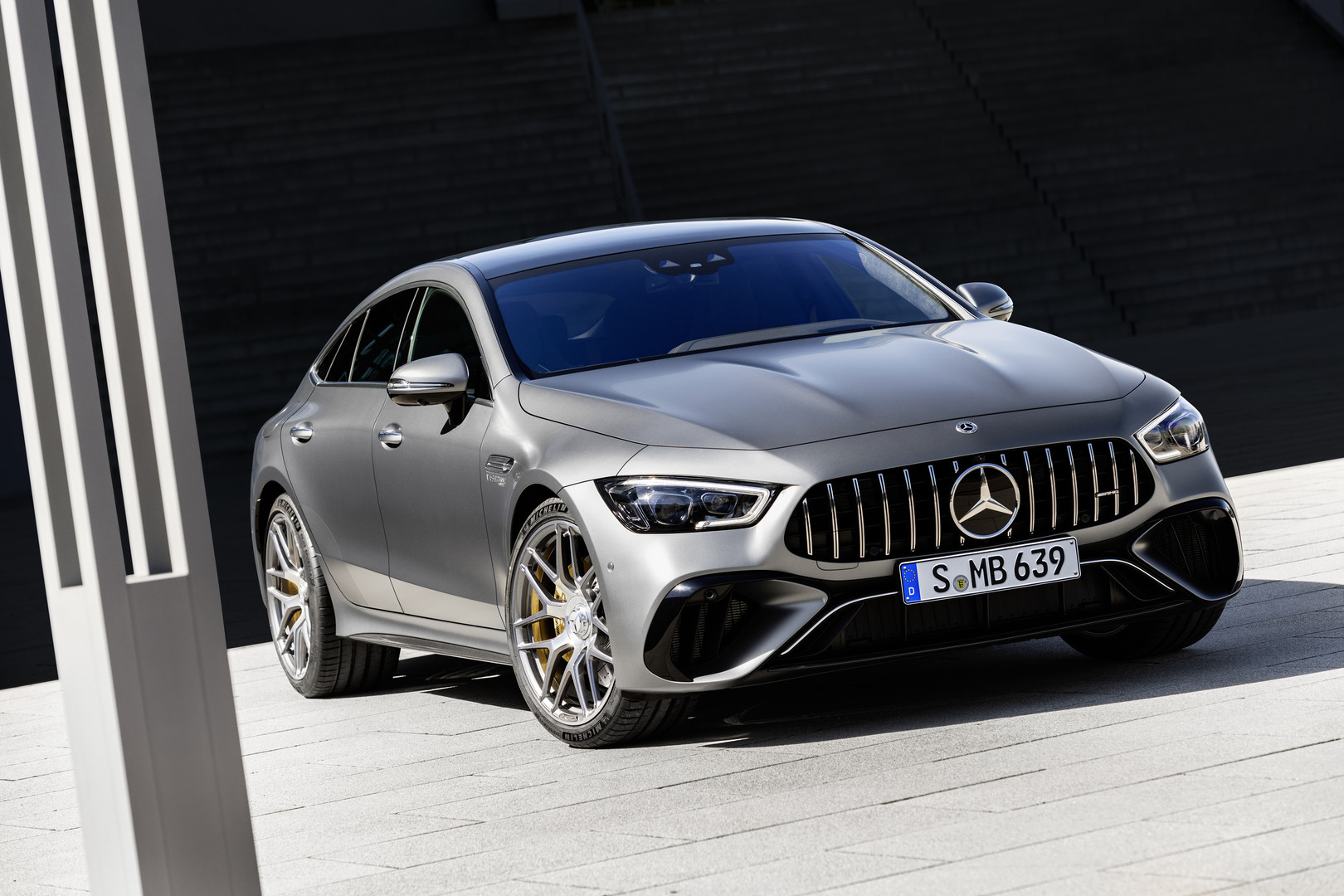 Mercedes Modernizoval 4 Dveroveho Kupe Mercedes Amg Gt Luxuscars