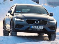 2020-volvo-v60-cross-country-1